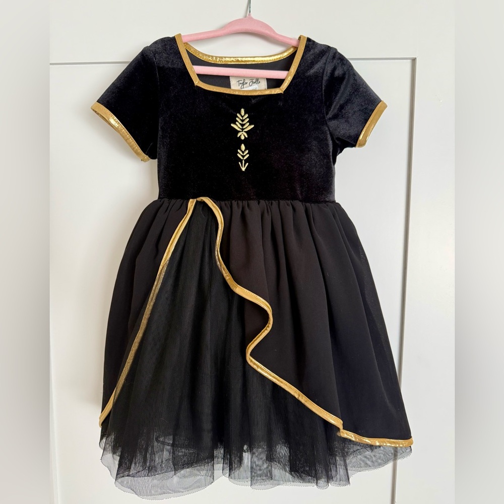 Taylor Joelle Travel Anna Dress+Cape ❄️
